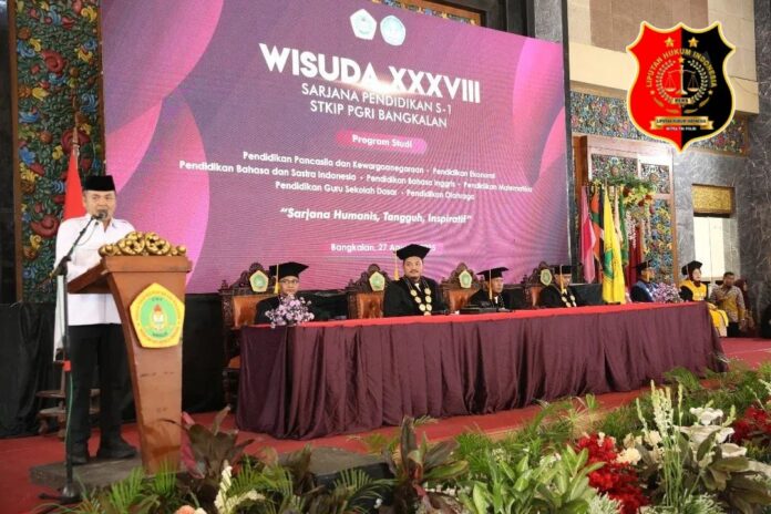 Para lulusan STKIP PGRI Bangkalan saat memgikuti prosesi wisuda ke-38 di gedung Rato Ebu (for TIMESindo)